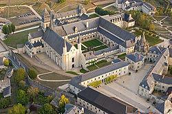 Continue cycling until Fontevraud and visit its royal abbey: an outstanding example of Romanesque art founded in 1099, and considered as the most important monastic city of Europe.