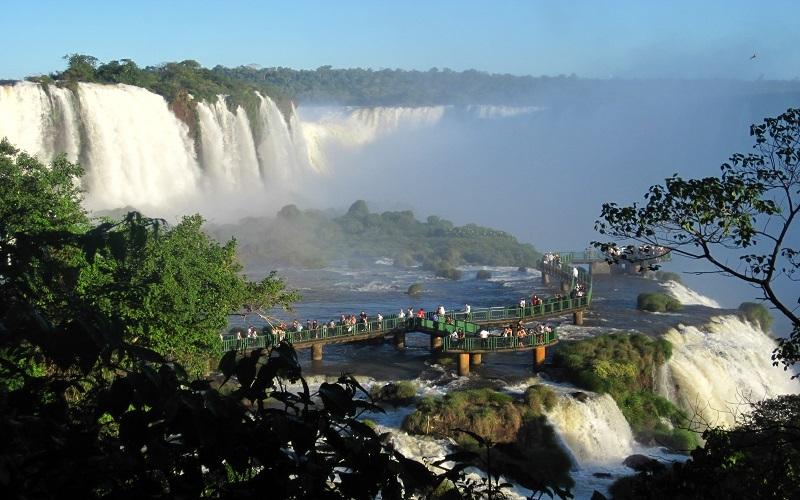 Regions to discover Foz do Iguaçu Foz do Iguaçu is nothing less than a "New Wonders of Nature," according to the New Seven Wonders Foundation.