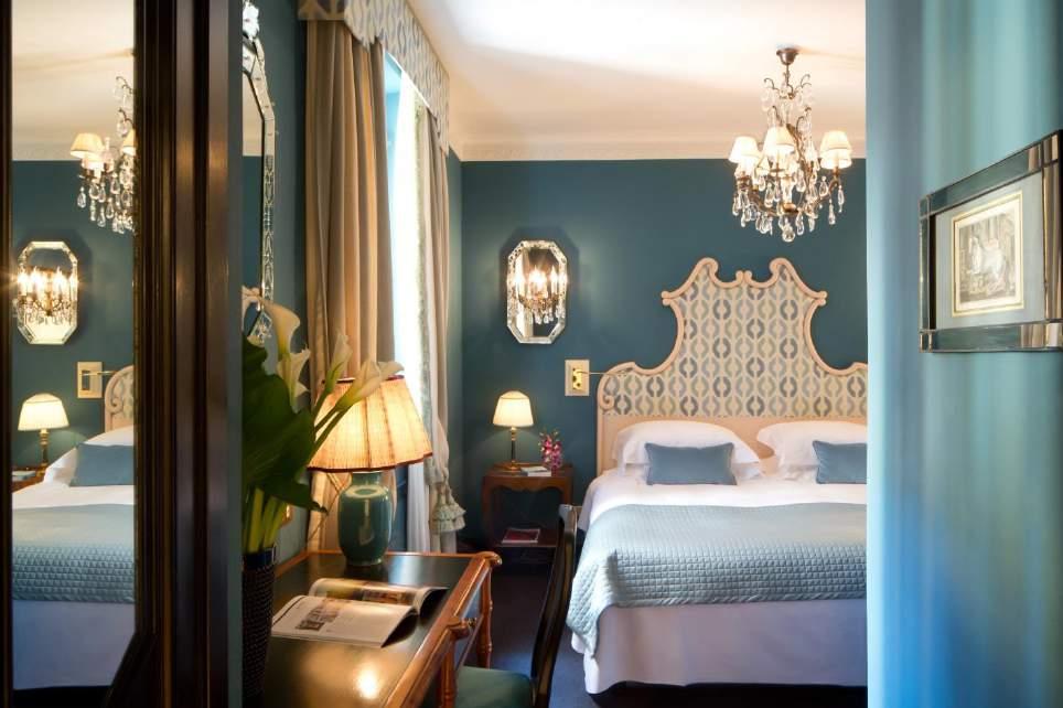 employed to create the paint: the colours, obtained by blending earth and natural pigments, have given new light and brilliance to the Hotel d Inghilterra.