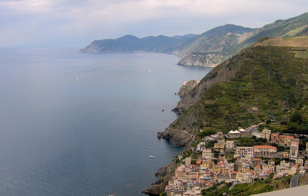 5 km long and it takes almost 2 hours. - The fourth stretch, between Vernazza and Monterosso, is the longest and most demanding. It is 3.8 km long and requires no less than 2 hours.