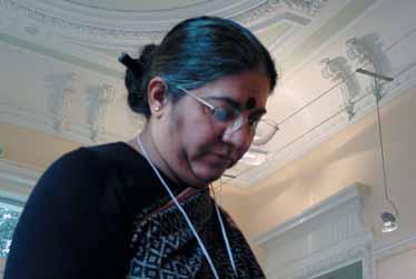 Sl.1. Dr. Vandana Shiva je na Okruglom stolu u povodu Prvog sastanka Meappleuvladinog komiteta za Cartagena protokol o bioloπkoj sigurnosti (ICCP-1) u Montpellieru, Francuska (14. prosinca 2000.
