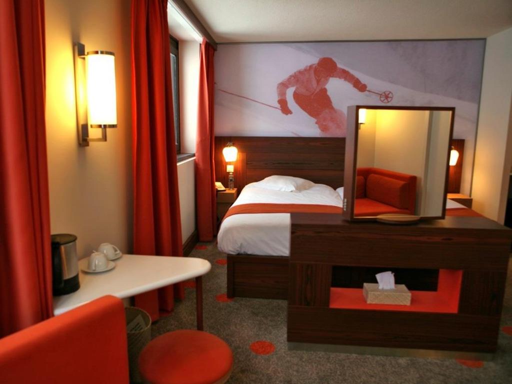 Deluxe Rooms 6 Deluxe Rooms Contemporary design with warm colours and furniture made of quality