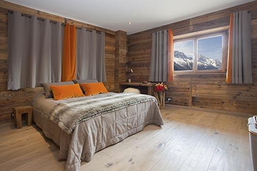Facilities Brand new luxury chalet with 350m2 living space Fantastic mountain-side ski in / ski out location a rare find in Chamonix Situated next to the World Cup Kandahar ski run