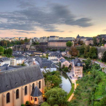 Le Royal is ideally located in the heart of Luxembourg City, surrounded by parks and next to the ﬁnancial district and the elegant shopping area.