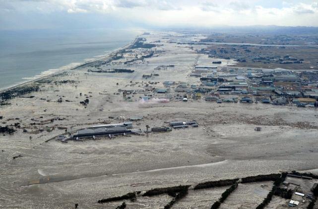 Figure 28 Left: Tsunami inundation mark in the Sendai airport (25/1/2012);