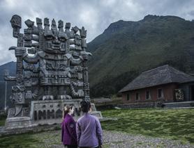 DAY 06 DAY 07 Sacred Valley of the Incas AMONG AUTHENTIC INCA TRAILS If you prefer a cultural activity, you can visit an