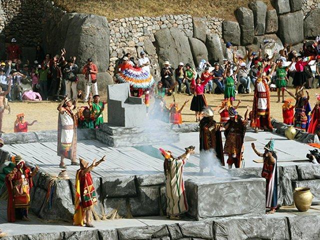 The celebration is carried out in the Fortress of Sacsayhuaman (Saqsaywaman) and it represents the ceremony as it was done in the Tahuantinsuyu, but now at the sight of thousands of tourists.