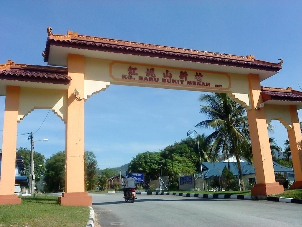 HISTORY Figure 1: Gateway to Bukit Merah New Village Bukit Merah new village was established around the year 1952.