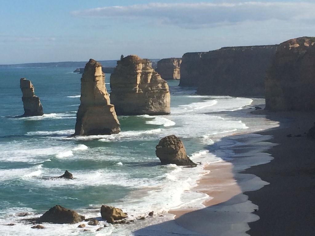 Report on the economic contribution to Victoria of the Shipwreck Coast visitor opportunity Introduction The Shipwreck Coast in partnership with the Great Ocean Road is Victoria s number 1 leisure