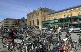 Reportáž Hannover - hlavná vlaková stanica v centre Hannoveru predstavuje vyústenie niekoľkých cyklochodníkov Bicykel v Európe, Európa na bicykli V uplynulých mesiacoch sa mi podarilo navštíviť tri