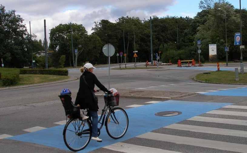 Pracovné označenie: V6c Doplnenie vodorovného dopravného značenia Spoločný priechod pre chodcov a cyklistov Názov dopravnej značky: Spoločný priechod pre chodcov a cyklistov.