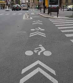 so zvýšenou premávkou cyklistov. Vyhotovenie dopravnej značky môže byť v zelenej alebo v bielej farbe. Vodorovné značenie, ktoré označuje koridor kadiaľ sa pohybujú cyklisti na bežnej komunikácii.