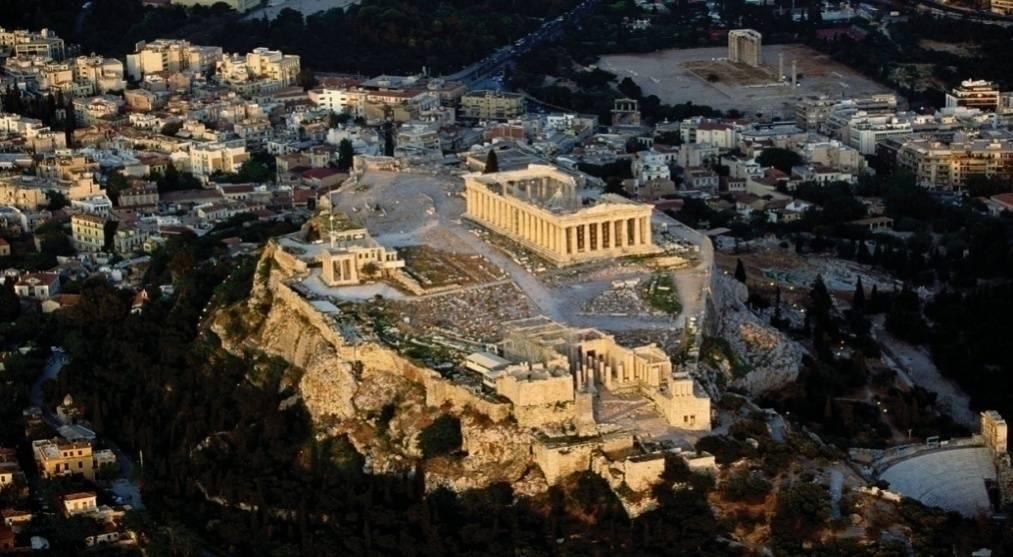 Najpoznatija građevina koja se nalazi na Akropolju je svakako hram Partenon, koji je posvećen devici (grčki, parthena=devica) Atini. Izgradnja ovog hrama trajala je 15 godina. 82 Slika 2.