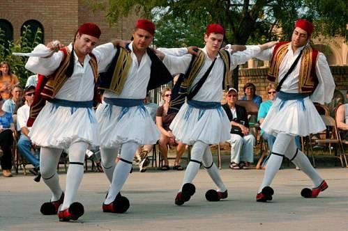 6.3 Folklor Grčki folklor kao vid kulturne baštine (nematerijalne) ima veliki značaj u turizmu. On predstavlja vid komunikacije sa turistima.