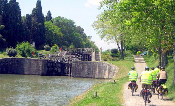 Canal du Midi: guided tour TOUR DESCRIPTION Canal du Midi guided tour Meet your english speaking tour guide in Montpellier and follow him to the Old Town of Sète with the most important fishing