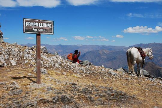 We can take an optional day hike up to Laguna Solteracocha (4120m) and then further to Sambuya Pass at the base of Rondoy Mountain (4750m).
