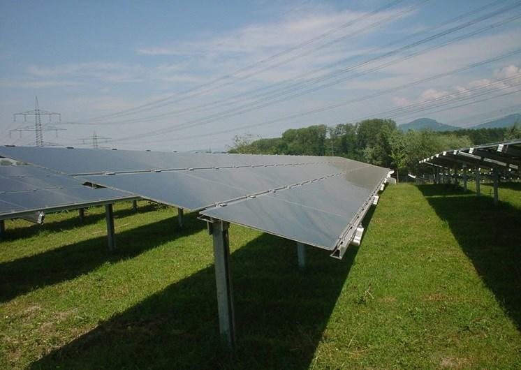 Sončne elektrarne Sistemi sončnih elektrarn so povezani v elektroenergetsko omrežje in oddajajo proizvedeno električno energijo.