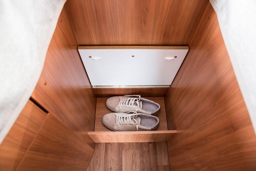 Dual purpose The sturdy, non-slip steps to the rear bed of the HYMER Van S 520 provide additional storage space options for shoes or similar items, for example.