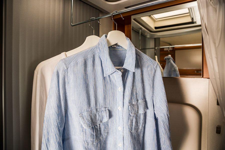 For drying your hand towels and bath towels The clothes rail in the bathroom of the HYMER Van S can also be used as a handy towel rail.