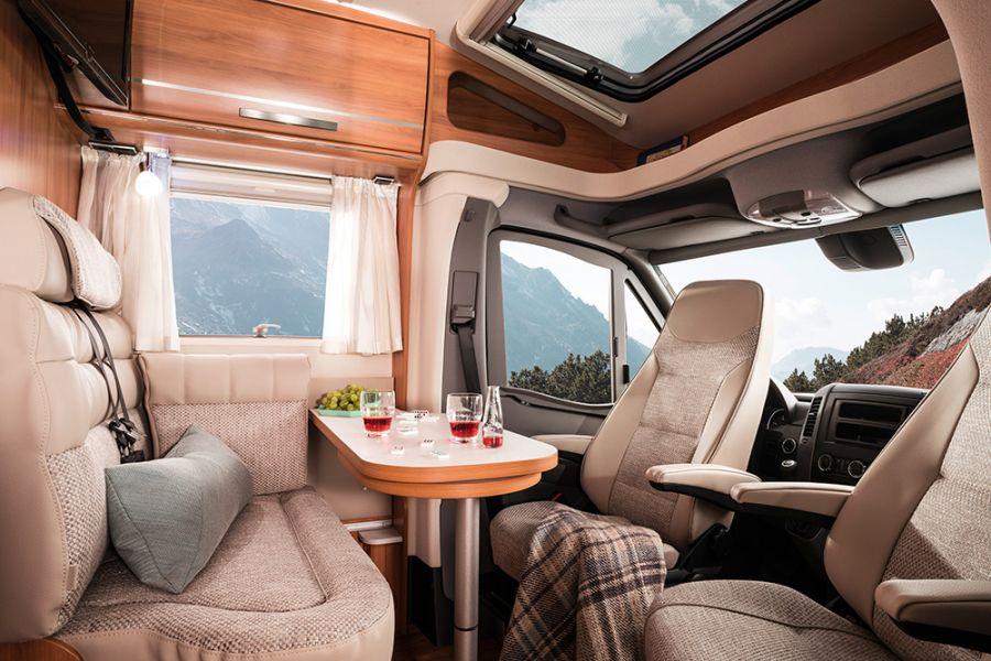 Cosy living area The cosy seating area in the HYMER Van S here in the high-quality Cremissimo fabric/leather