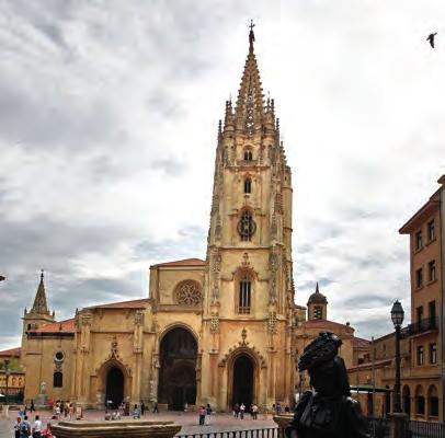 Reception and tour of the old town, home to some of the most important monuments in Spain: the Gothic Cathedral, the Romanesque frescoes in the Basilica of San Isidoro and the impressive Plateresque