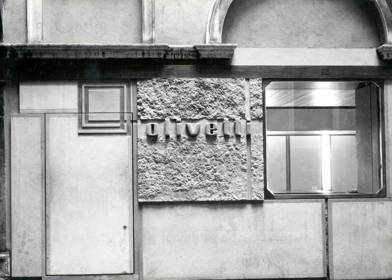also include a number of Olivetti shops: on New York's Fifth Avenue (1954), designed by Belgiojoso, Peressuti and Rogers;; in Paris (1960), on Faubourg St Honoré, designed by Franco Albini; in