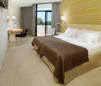 Rooms The rooms at the H10 Conquistador are equipped with everything needed to guarantee you have a comfortable stay: Balcony or terrace 32" LCD TV with international channels Minibar (with