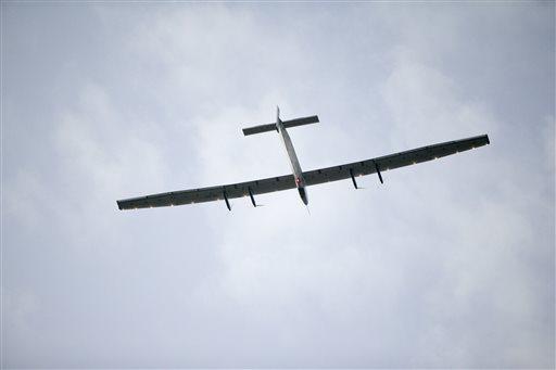 Solar plane lands in Hawaii after recordbreaking flight (Update 2) 3 July 2015, byaudrey Mcavoy The engineless aircraft landed in silence, the only sound the hum of a nearby helicopter.