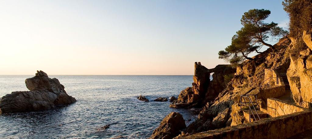 The adventure begins in the Santa Clotilde Gardens, followed by a boat trip along the rocky coastline and cliffs that plunge into the sea in Lloret de Mar, and ends with a lunch or dinner (optional)