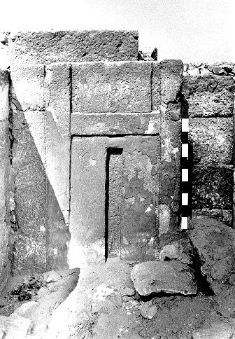 The L-shaped chapel and its southern false door can be seen to the right (rg 14-24, 1989) 27b. 2088: undecorated false door in the portico.