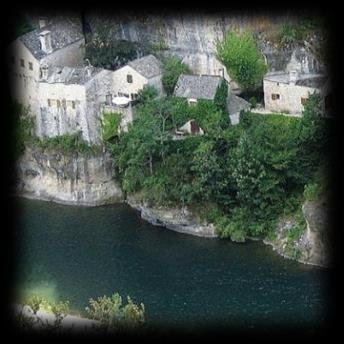 This essential insight takes you in a clock-wise direction from Le Rozier, on the confluence of the Jonte and Tarn gorges, to the honey-pot village of Ste-Enimie.