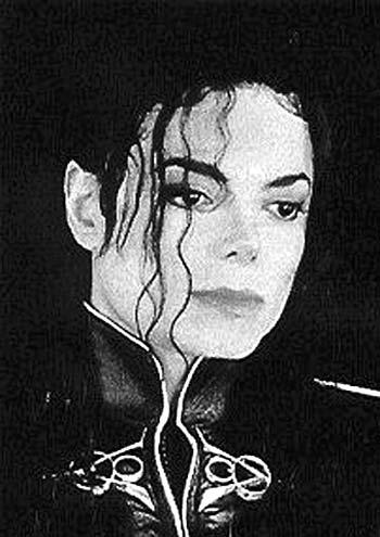Vijest koja je svijetom proletjela poput munje je da je Michael Jackson iznenada preminuo od zatajenja srca u svom domu u Los Angelesu.