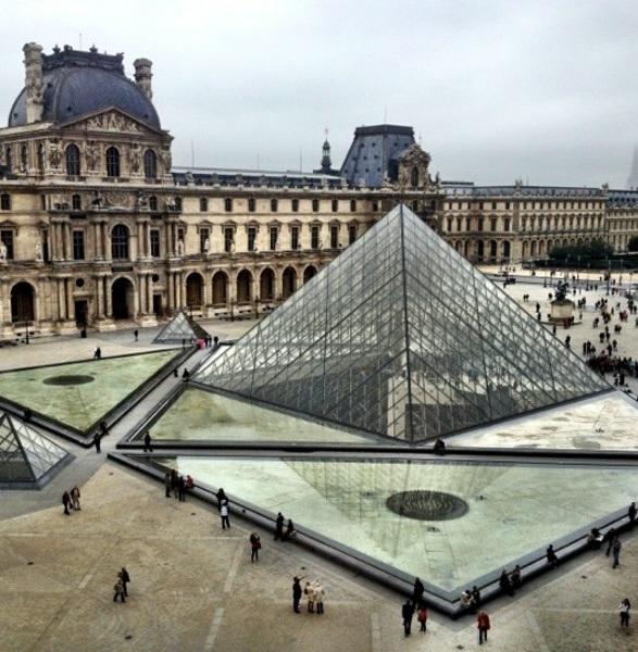 Page 7 of 19 DAY 2 Louvre visit on your own Take your hop on and Hop Off bus and go to the 1st stop on the green line to board your bus. Enjoy the English commentary as you get to the Louvre Museum.