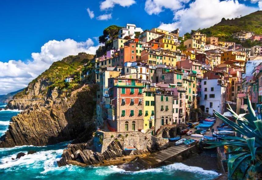 Monterosso where you have free time to plunge into the crystal sea and sunbathe. Last stop will be Vernazza.