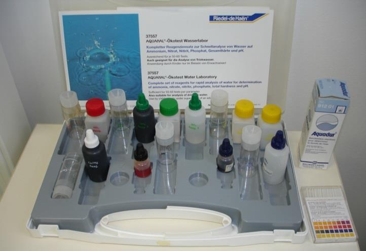 Fotografija 5: Kovček za analizo vode Aquanal, merilni lističi za trdoto Aquadur in lističi za ph vrednost.