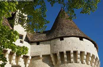 Périgord beautiful and... History: Living in the Périgord means being surrounded by châteaux, castles, historical sites, parks and museums.