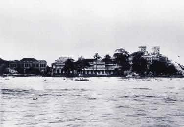 An early view of the Oriental Hotel from across the river In 1865, the hotel s original structure was destroyed in