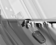 26 Ključevi, vrata i prozori Može se konfigurirati i za otključavanje vrata vozača ili svih vrata nakon isključivanja kontakta i uklanjanja kontakt ključa (ručni mjenjač) ili pomicanja ručice birača