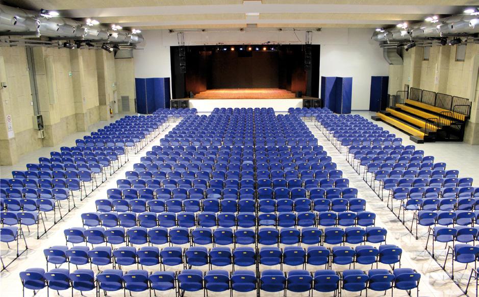 #MAINHALL 884 m 2 999 seats The Main Hall, with a surface area of over 884 square meters, has a capacity of 849 seats plus 150 on the side stands.