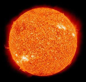SUNCE Sunce je zvijezda u centru našeg Sunčevog sustava. Ona je gotovo savršena kugla i sastoji se od plinovite vruće plazme, koja je isprepletena magnetskim poljima.