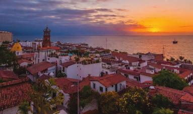 POINTS OF INTEREST DOWNTOWN PUERTO VALLARTA Home of the famous Nuestra Señora de Guadalupe cathedral, a full range of restaurants,
