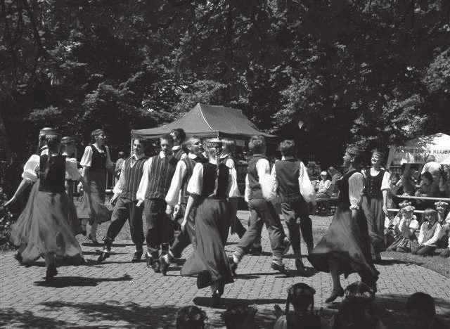 tradičná kultúra Ing. Karol Herian, CSc. Klenovská rontouka 2011 V dňoch 23. 26. júna 2011 sa v Klenovci konal už 33.