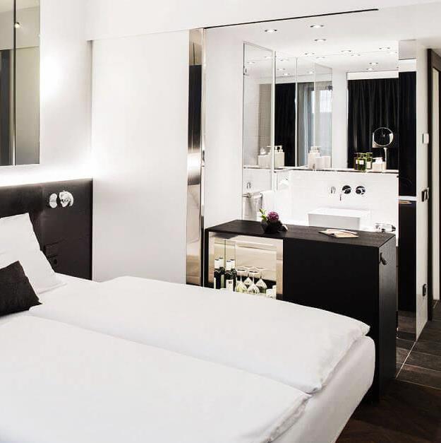 The rooms are fitted with hardwood floors, a twin- or king-size bed, a private bathroom with a shower and hairdryer, air