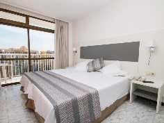 The air-conditioned rooms are furnished in light, friendly and clean decoration and colors, balcony Outdoor pool, sun terrace