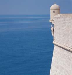 Dubrovnik- JustLuxe pohvalil biser Jadrana Medtem ko počitek na Hrvaškem ponuja uživanje na eni izmed najlepših obal v Evropi, je obisk Dubrovnika po besedah britanske spletne strani JustLuxe idealen