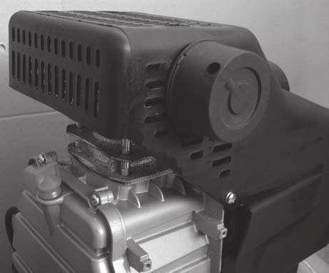 Fig. 6 Filtrul de aer, Fig. 6 Avertizare: Filtrul de aer trebuie montat inainte de prima punere in functiune. Utilizarea fara filtru de aer deterioreaza compresorul si anuleaza garantia.