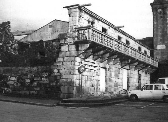 A transformación de Rianxo na 2ª metade do século XX (1956-2012) en Leiro tamén se localiza outro pazo da mesma familia dos Torrado, situado no medio da aldea de Brión, o cal se preserva tamén en