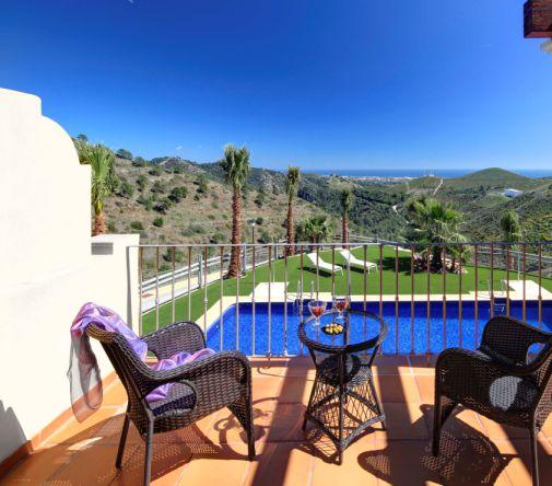 Exquisite individual homes Tucked away in the folds of the Sierra Bermeja mountains, Benahavís Hills benefits from