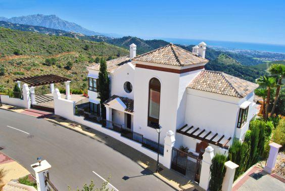 Located just 7 kilometres inland from the glamorous coastal hotspots of Puerto Banús and Marbella, for a more