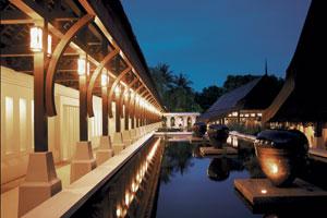 TJBR incorporates the tunjuk langit and peles as one of the main features seen in the traditional Malay palaces.
